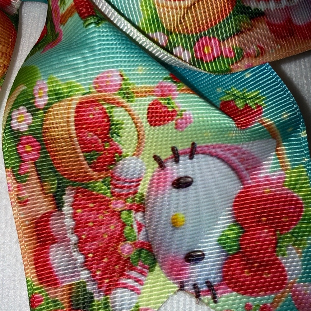 Hello Kitty With Strawberry - Picture 3 of 6